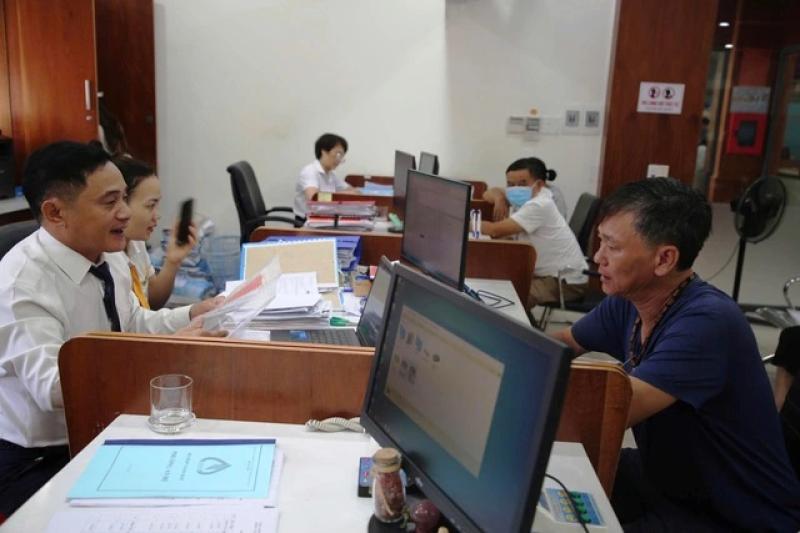 Ngày đầu làm việc ở chính quyền xã mới: 'Xử lý thủ tục chỉ mất 15 phút’ - Ảnh 1. Ngày đầu làm việc ở chính quyền xã mới: 'Xử lý thủ tục chỉ mất 15 phút’ - Ảnh 1.