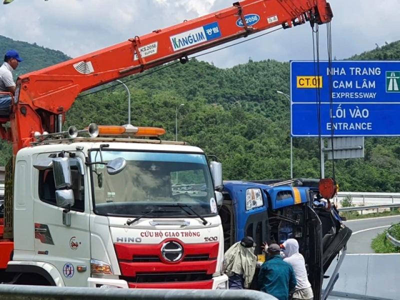 Khánh Hòa: Xe tải chở thanh thép lật trên đường dẫn cao tốc, 2 người tử vong- Ảnh 1. Khánh Hòa: Xe tải chở thanh thép lật trên đường dẫn cao tốc, 2 người tử vong- Ảnh 1.
