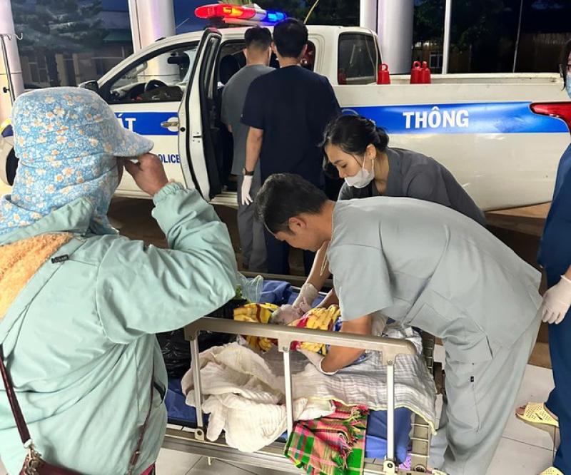 CSGT Lâm Đồng kịp thời hỗ trợ sản phụ sinh con trên xe đặc chủng- Ảnh 1. CSGT Lâm Đồng kịp thời hỗ trợ sản phụ sinh con trên xe đặc chủng- Ảnh 1.