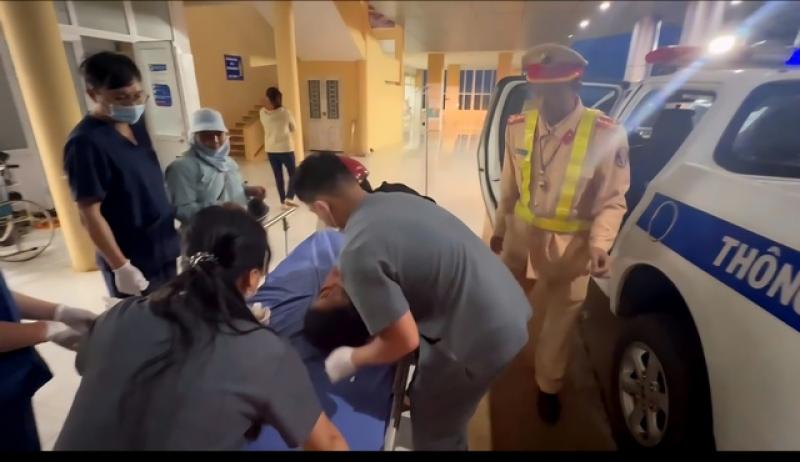 CSGT Lâm Đồng kịp thời hỗ trợ sản phụ sinh con trên xe đặc chủng- Ảnh 3. CSGT Lâm Đồng kịp thời hỗ trợ sản phụ sinh con trên xe đặc chủng- Ảnh 3.
