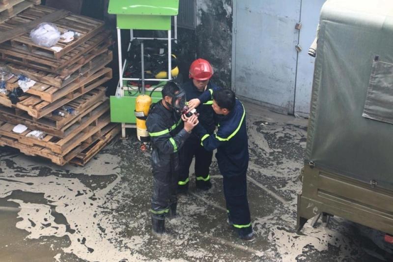 Hình ảnh Công an TP.HCM trong cuộc chiến chữa cháy kho hàng xã Bình Hưng- Ảnh 9. Hình ảnh Công an TP.HCM trong cuộc chiến chữa cháy kho hàng xã Bình Hưng- Ảnh 9.