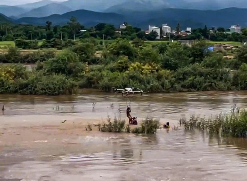 Tặng bằng khen cho người đàn ông dùng máy bay không người lái cứu hai trẻ em - Ảnh 1.
