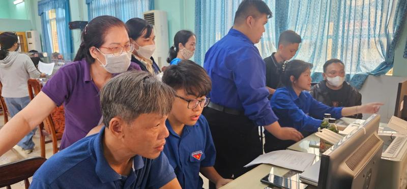 Đồng Nai: Người dân cám ơn đoàn viên sau khi làm xong thủ tục hành chính- Ảnh 5. Đồng Nai: Người dân cám ơn đoàn viên sau khi làm xong thủ tục hành chính- Ảnh 5.