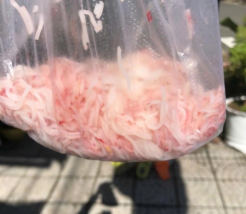 Xác minh phản ánh bún đổi màu hồng - Ảnh 1.