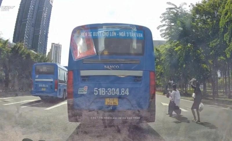 TP.HCM: Xe buýt dừng giữa đường đón khách vô cùng nguy hiểm - Ảnh 1.