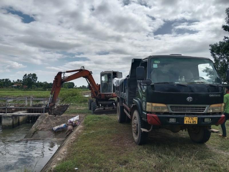 Thu gom xác heo chết bốc mùi hôi thối, chính quyền gửi thư xin lỗi người dân - Ảnh 1.
