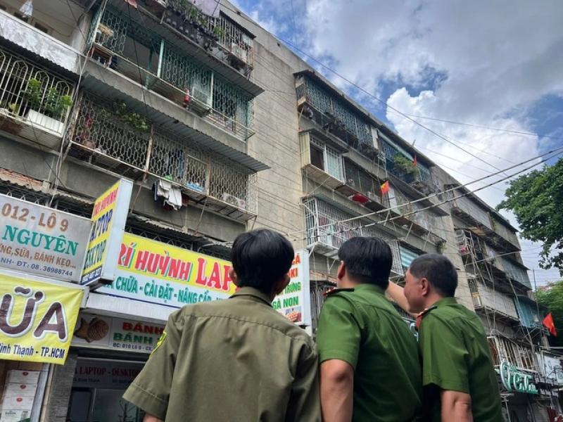 Người dân TP.HCM đồng thuận tháo dỡ 'chuồng cọp', giữ tính mạng - Ảnh 4.
