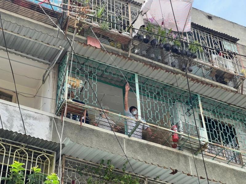Người dân TP.HCM đồng thuận tháo dỡ 'chuồng cọp', giữ tính mạng - Ảnh 3.