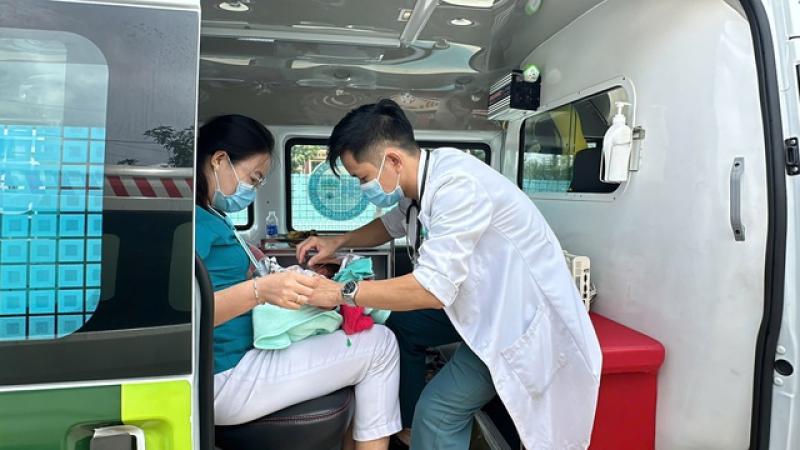 Bác sĩ vượt 136 km cứu sống bệnh nhi ngoại quốc - Ảnh 2.