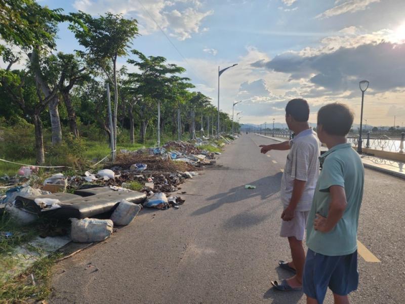 Gia Lai: Rác thải ngập tràn hai bên đường hệ thống thoát lũ 600 tỉ đồng- Ảnh 3. Gia Lai: Rác thải ngập tràn hai bên đường hệ thống thoát lũ 600 tỉ đồng- Ảnh 3.