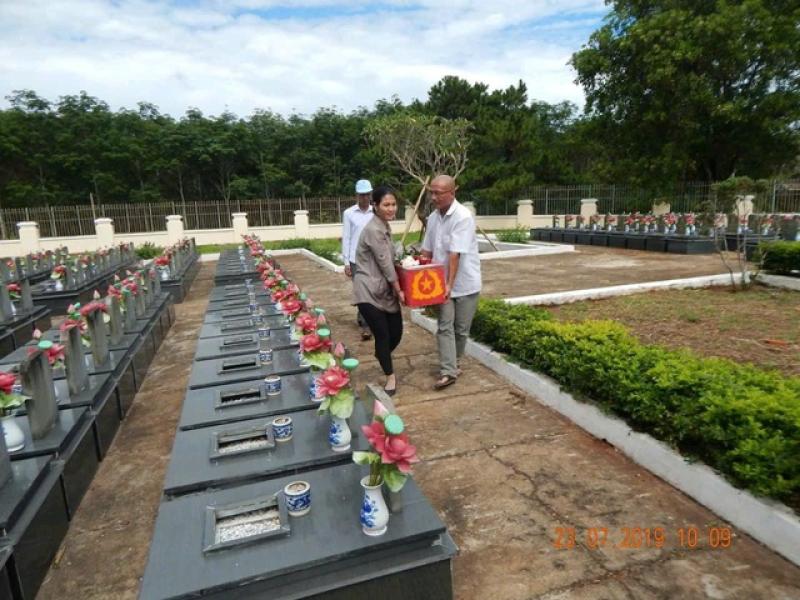 Vợ chồng chị Dương Thị Nga ở Đồng Xoài đền ơn liệt sĩ- Ảnh 4. Vợ chồng chị Dương Thị Nga ở Đồng Xoài đền ơn liệt sĩ- Ảnh 4.