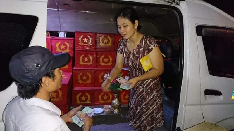 Vợ chồng chị Dương Thị Nga ở Đồng Xoài đền ơn liệt sĩ- Ảnh 1. Vợ chồng chị Dương Thị Nga ở Đồng Xoài đền ơn liệt sĩ- Ảnh 1.