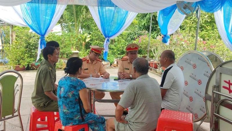 CSGT TP.HCM đến đám cưới tuyên truyền nồng độ cồn 'đã uống rượu bia thì không lái xe'- Ảnh 1. CSGT TP.HCM đến đám cưới tuyên truyền nồng độ cồn 'đã uống rượu bia thì không lái xe'- Ảnh 1.