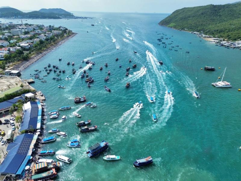 Cảnh sát kiểm tra đột suất phương tiện chở du khách tại bến tàu Nha Trang- Ảnh 2. Cảnh sát kiểm tra đột suất phương tiện chở du khách tại bến tàu Nha Trang- Ảnh 2.