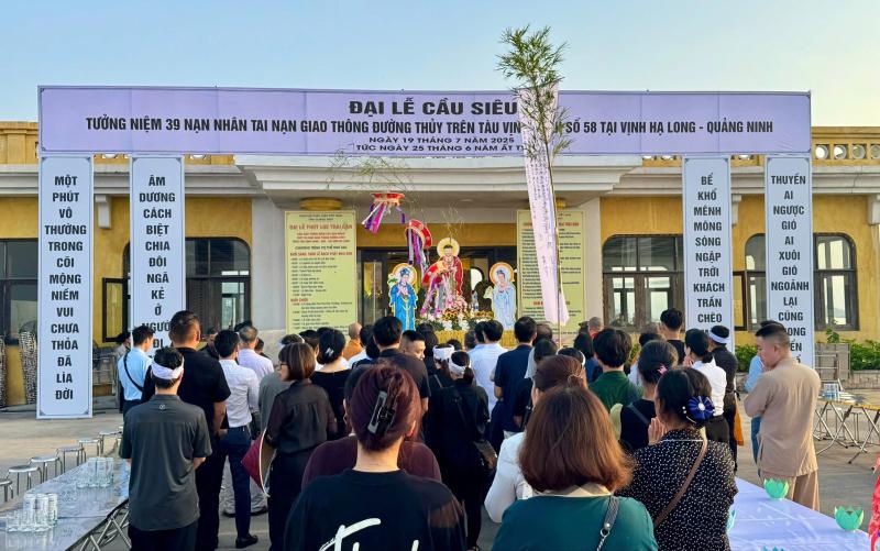 Tổ chức đại lễ cầu siêu cho nạn nhân vụ lật tàu Vịnh Xanh 58 - Ảnh 1.