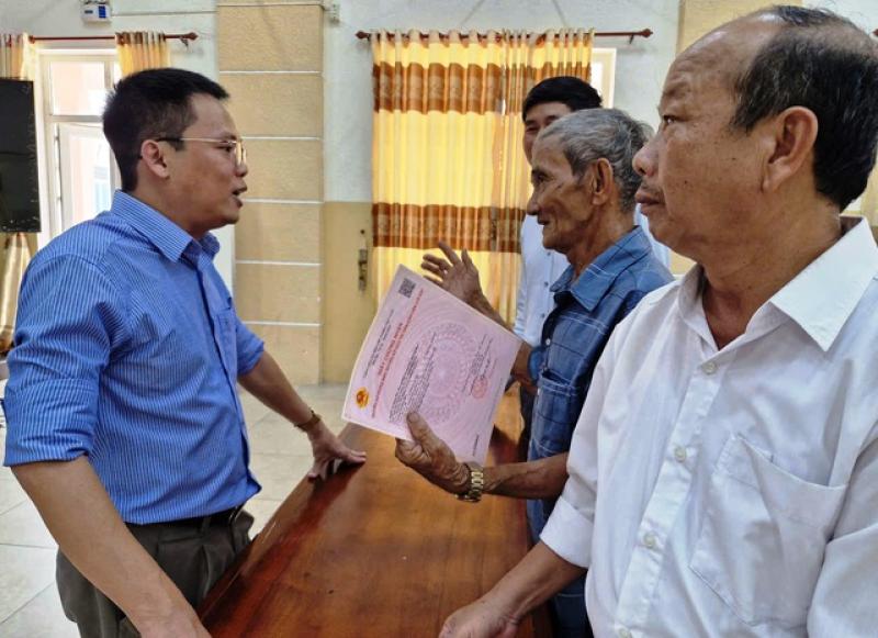 Cấp sổ hồng cho người dân: 'Làm vì nhân dân chứ không phải để lấy thành tích'- Ảnh 3. Cấp sổ hồng cho người dân: 'Làm vì nhân dân chứ không phải để lấy thành tích'- Ảnh 3.