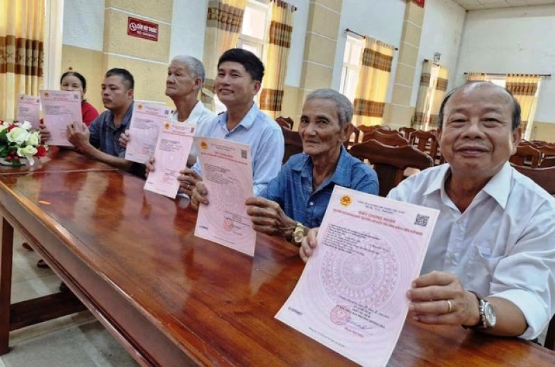 Cấp sổ hồng cho người dân: 'Làm vì nhân dân chứ không phải để lấy thành tích'- Ảnh 2. Cấp sổ hồng cho người dân: 'Làm vì nhân dân chứ không phải để lấy thành tích'- Ảnh 2.