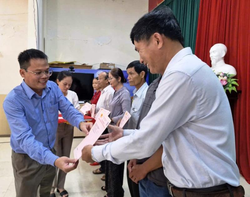 Cấp sổ hồng cho người dân: 'Làm vì nhân dân chứ không phải để lấy thành tích'- Ảnh 1. Cấp sổ hồng cho người dân: 'Làm vì nhân dân chứ không phải để lấy thành tích'- Ảnh 1.