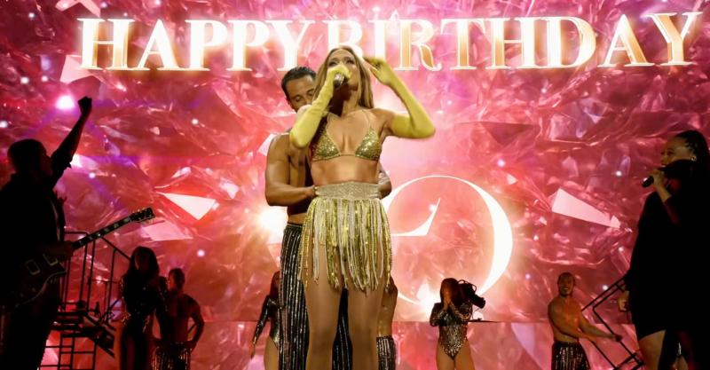 Jennifer Lopez gặp sự cố nhạy cảm khi đi diễn - Ảnh 1.