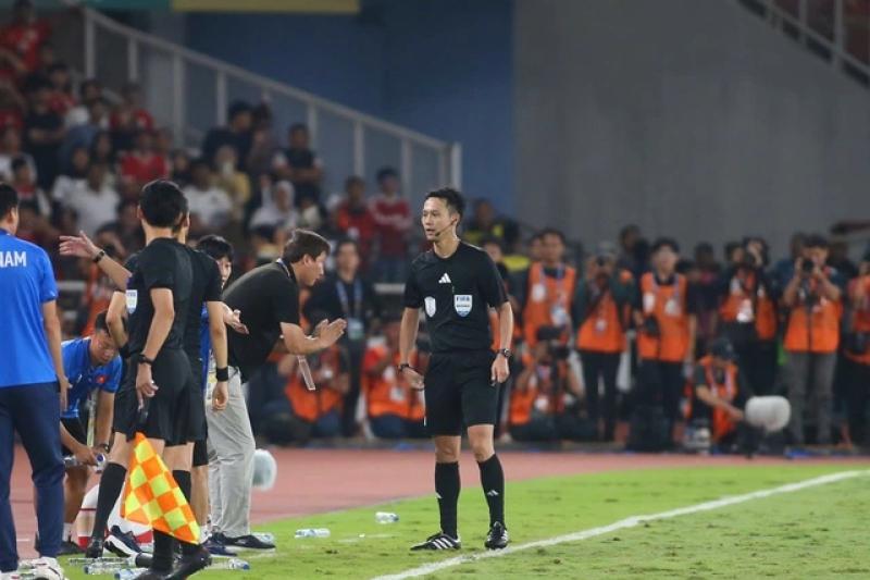 Có hành động 'lạ' với trọng tài, HLV Kim Sang-sik khiến khán giả không nhịn được cười- Ảnh 2. Có hành động 'lạ' với trọng tài, HLV Kim Sang-sik khiến khán giả không nhịn được cười- Ảnh 2.