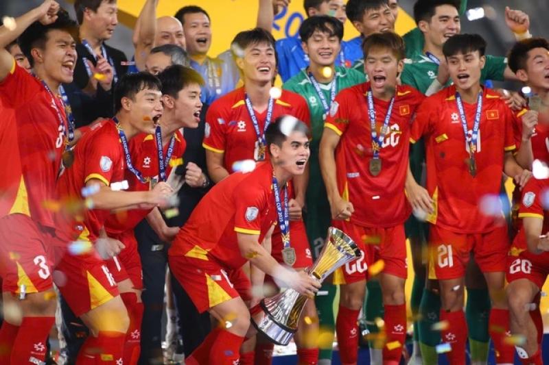 CĐV Indonesia phản ứng bất ngờ khi đội nhà thua U.23 Việt Nam, không ‘cay cú’ chút nào- Ảnh 1. CĐV Indonesia phản ứng bất ngờ khi đội nhà thua U.23 Việt Nam, không ‘cay cú’ chút nào- Ảnh 1.