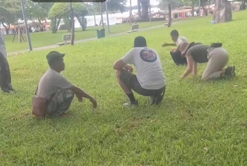 Hàng trăm người Huế tìm nhẫn kim cương cho du khách nước ngoài- Ảnh 2. Hàng trăm người Huế tìm nhẫn kim cương cho du khách nước ngoài- Ảnh 2.