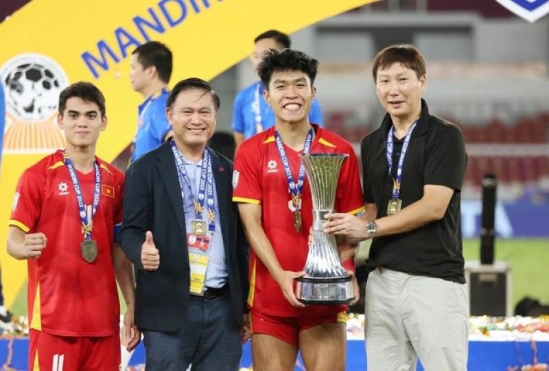 HLV Kim Sang Sik: ‘Tôi mong chờ Xuân Son và Văn Hậu, sẵn sàng mở cửa cho Chung Đỗ nếu…’- Ảnh 1. HLV Kim Sang Sik: ‘Tôi mong chờ Xuân Son và Văn Hậu, sẵn sàng mở cửa cho Chung Đỗ nếu…’- Ảnh 1.