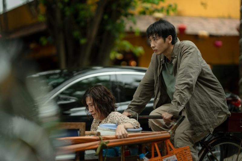 'Mang mẹ đi bỏ': Hồng Đào lèo lái kịch bản nhiều sạn - Ảnh 1.
