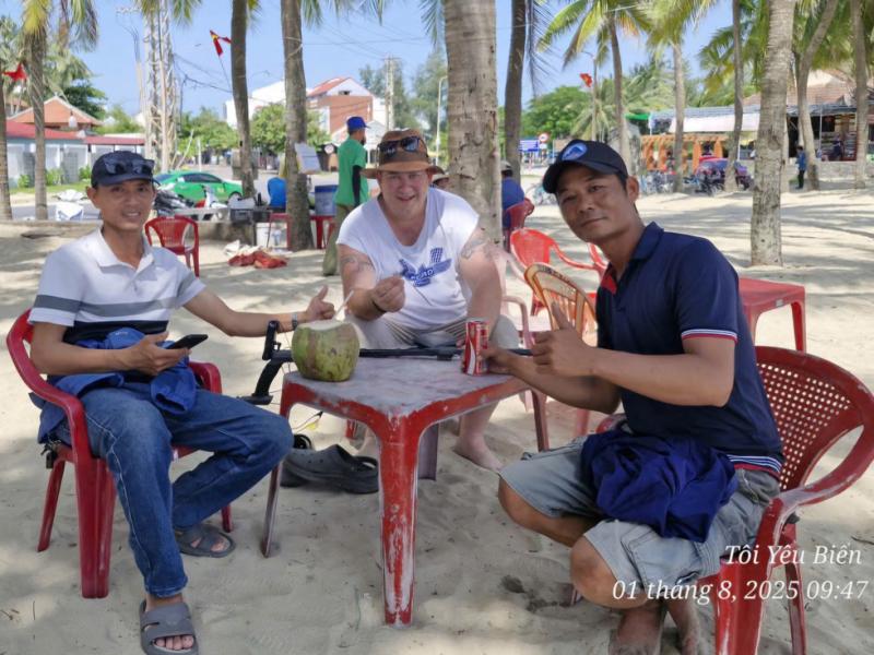 Tận tâm rà tìm nhẫn kim cương giúp du khách Úc, 2 nhân viên được khen ngợi- Ảnh 2. Tận tâm rà tìm nhẫn kim cương giúp du khách Úc, 2 nhân viên được khen ngợi- Ảnh 2.