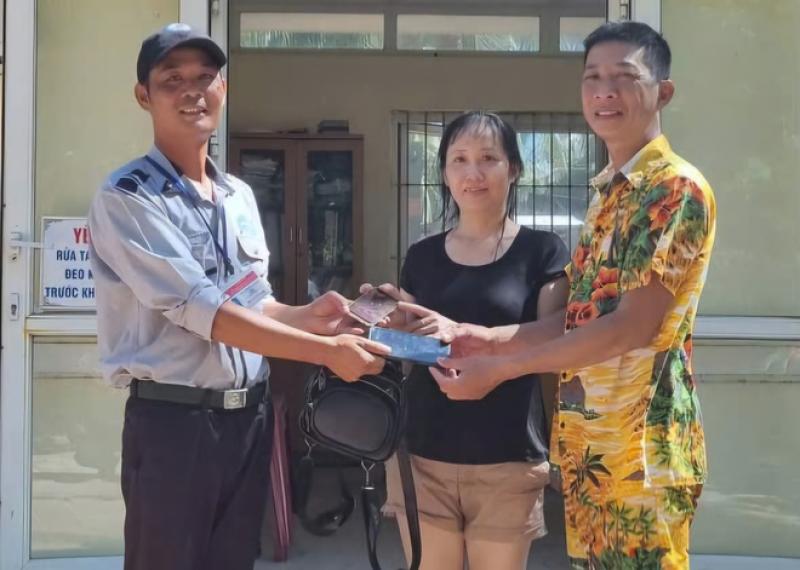 Tận tâm rà tìm nhẫn kim cương giúp du khách Úc, 2 nhân viên được khen ngợi- Ảnh 3. Tận tâm rà tìm nhẫn kim cương giúp du khách Úc, 2 nhân viên được khen ngợi- Ảnh 3.