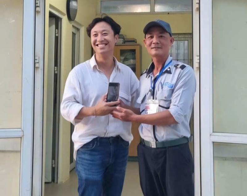 Tận tâm rà tìm nhẫn kim cương giúp du khách Úc, 2 nhân viên được khen ngợi- Ảnh 5. Tận tâm rà tìm nhẫn kim cương giúp du khách Úc, 2 nhân viên được khen ngợi- Ảnh 5.