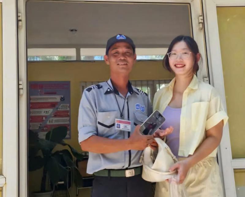 Tận tâm rà tìm nhẫn kim cương giúp du khách Úc, 2 nhân viên được khen ngợi- Ảnh 4. Tận tâm rà tìm nhẫn kim cương giúp du khách Úc, 2 nhân viên được khen ngợi- Ảnh 4.