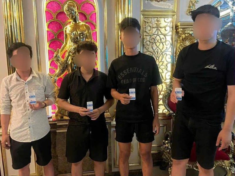 Đà Nẵng: 'Đột kích' quán karaoke lúc rạng sáng, phát hiện khách dương tính ma túy - Ảnh 2. Đà Nẵng: 'Đột kích' quán karaoke lúc rạng sáng, phát hiện khách dương tính ma túy - Ảnh 2.