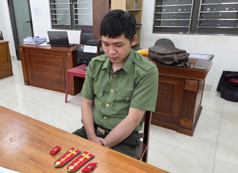 Đà Nẵng: Bắt kẻ giả danh công an, lừa đảo chiếm đoạt hàng trăm triệu đồng - Ảnh 2. Đà Nẵng: Bắt kẻ giả danh công an, lừa đảo chiếm đoạt hàng trăm triệu đồng - Ảnh 2.