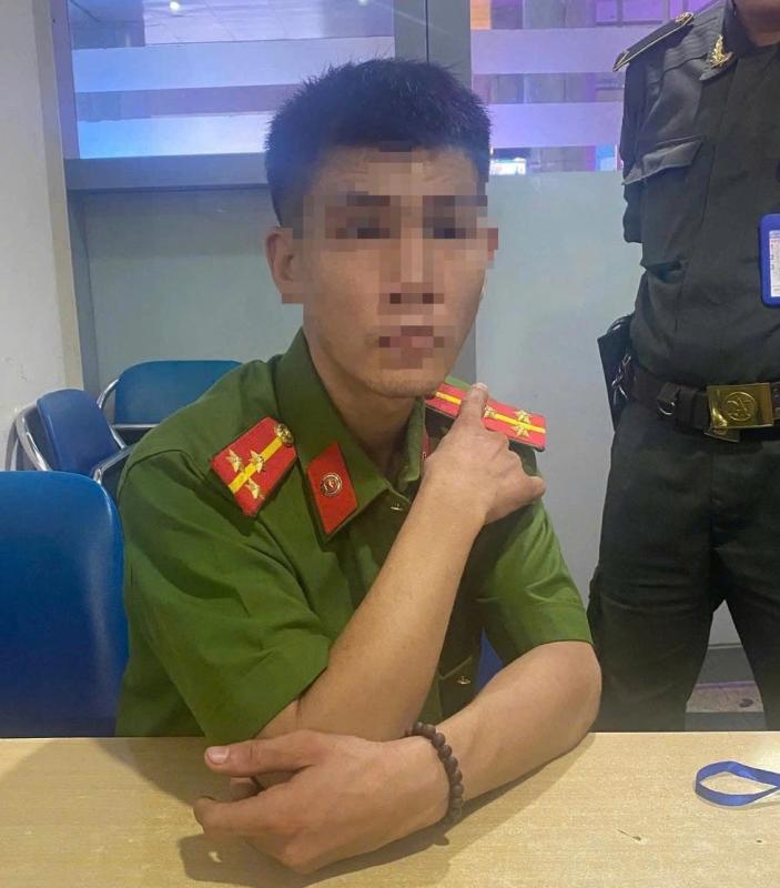 Giả danh công an điều tiết Grab tại sân bay Đà Nẵng gây chú ý - Ảnh 1. Giả danh công an điều tiết Grab tại sân bay Đà Nẵng gây chú ý - Ảnh 1.