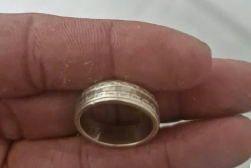 Đà Nẵng: Tìm thấy nhẫn cưới cho nữ du khách bị rơi ở biển Mỹ Khê- Ảnh 1. Đà Nẵng: Tìm thấy nhẫn cưới cho nữ du khách bị rơi ở biển Mỹ Khê- Ảnh 1.