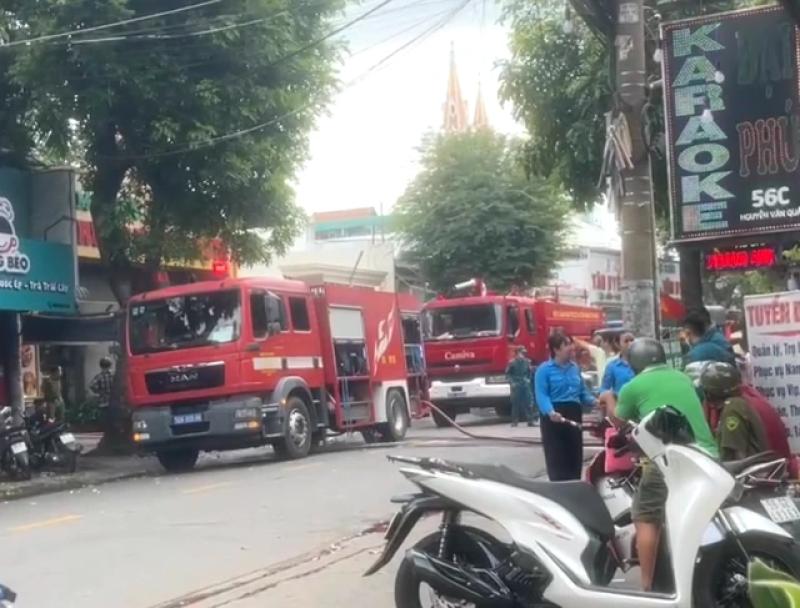 Cháy nhà hàng ẩm thực trên đường Nguyễn Văn Quá ở TP.HCM- Ảnh 2. Cháy nhà hàng ẩm thực trên đường Nguyễn Văn Quá ở TP.HCM- Ảnh 2.