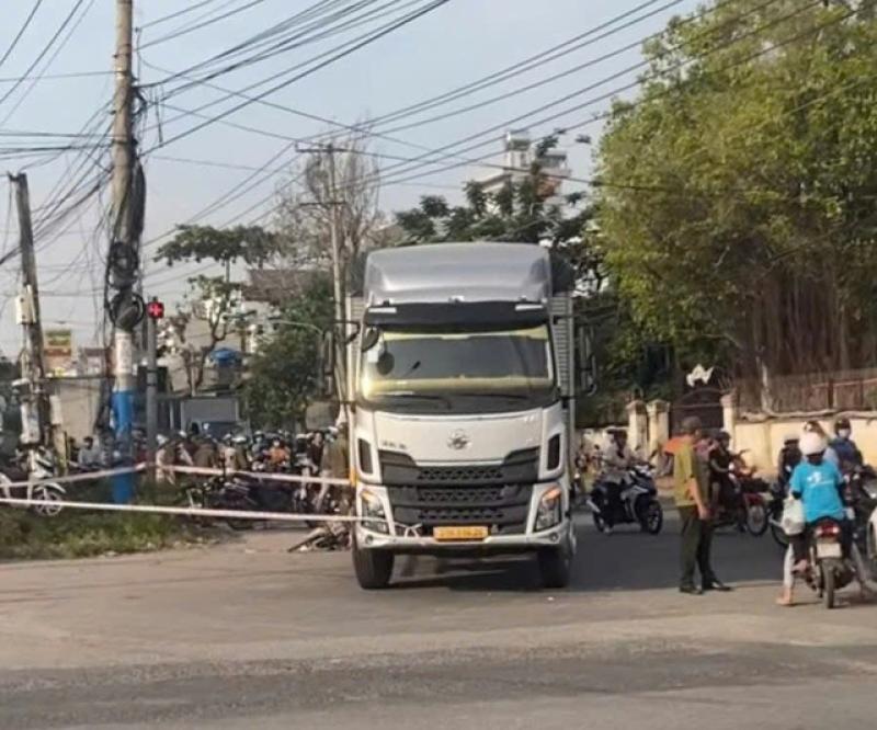TP.HCM: Va chạm xe tải trên đường đi làm, nữ công nhân tử vong thương tâm- Ảnh 1. TP.HCM: Va chạm xe tải trên đường đi làm, nữ công nhân tử vong thương tâm- Ảnh 1.