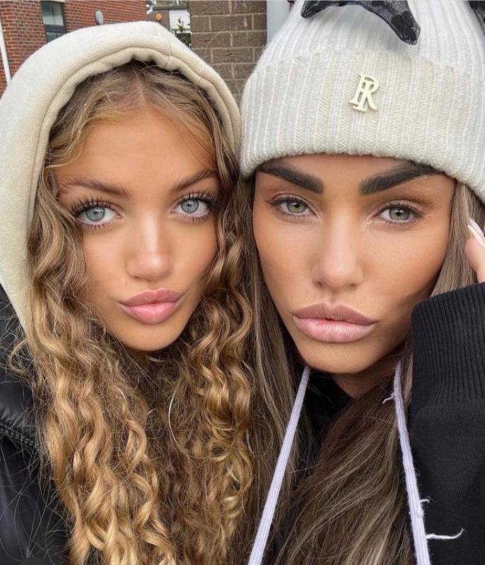 Con gái cựu 'bom sex' Katie Price kể tuổi thơ không trọn vẹn - Ảnh 2.