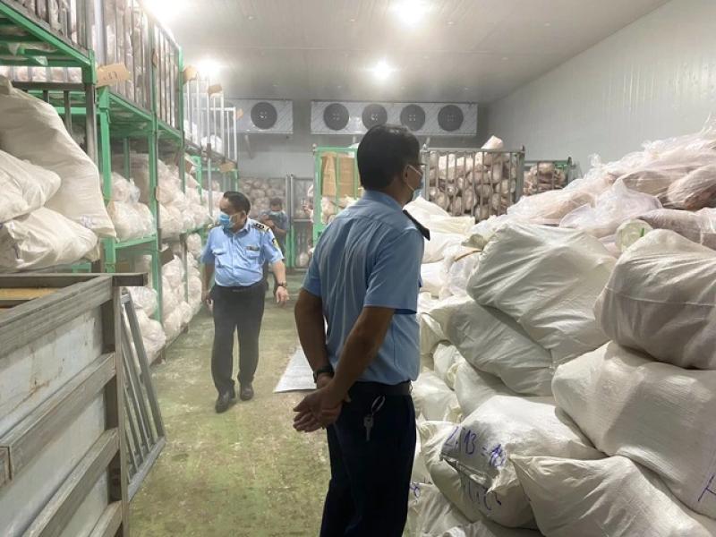 Phát hiện 100 tấn thịt heo đông lạnh bốc mùi hôi- Ảnh 1. Phát hiện 100 tấn thịt heo đông lạnh bốc mùi hôi- Ảnh 1.