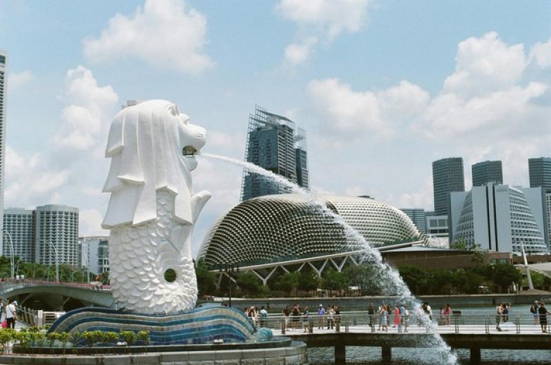 Chìa khóa vàng cho trung tâm tài chính Việt Nam: Học hỏi từ Singapore và Hồng Kông - Ảnh 1.