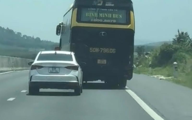 CSGT xác minh xe khách giường nằm chạy vào làn khẩn cấp để vượt ẩu- Ảnh 2. CSGT xác minh xe khách giường nằm chạy vào làn khẩn cấp để vượt ẩu- Ảnh 2.