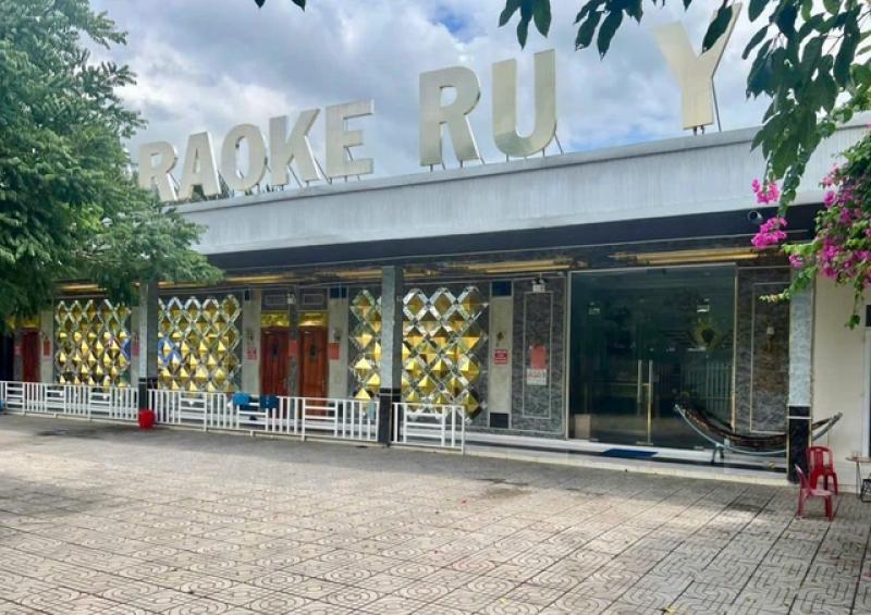 Bắt tạm giam nhóm côn đồ xông vào quán karaoke chém người trọng thương- Ảnh 2. Bắt tạm giam nhóm côn đồ xông vào quán karaoke chém người trọng thương- Ảnh 2.