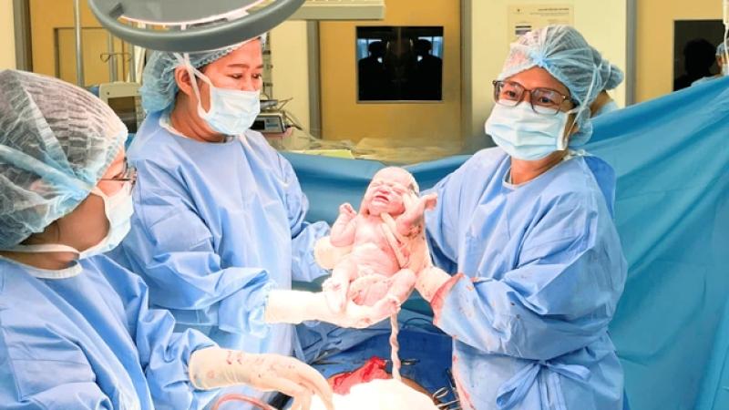 Hành trình 98 ngày giành giật sự sống trong ca nứt tử cung hy hữu tại TP.HCM - Ảnh 3.