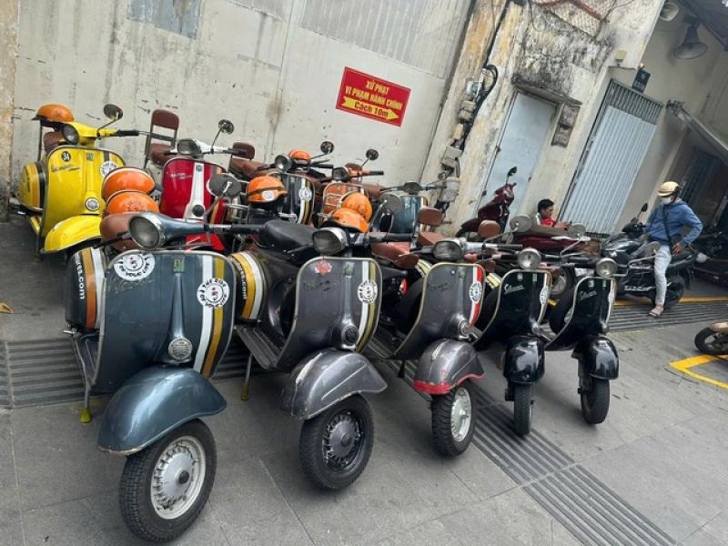 CSGT TP.HCM lập 10 biên bản vụ đoàn xe Vespa vượt đèn đỏ - Ảnh 1.