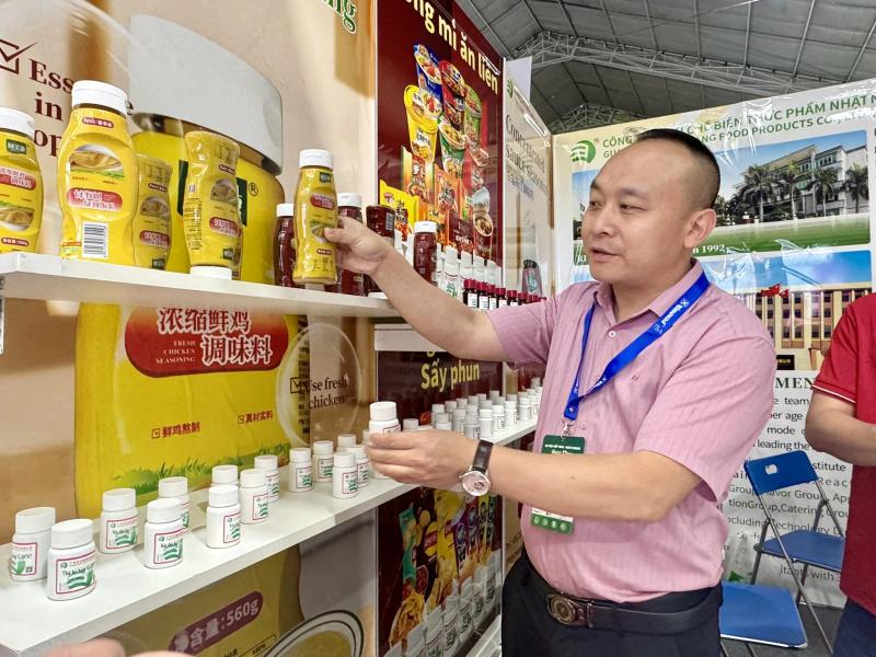 Người dân TP.HCM thưởng thức món ngon tại sự kiện ẩm thực Trung - Việt- Ảnh 4. Người dân TP.HCM thưởng thức món ngon tại sự kiện ẩm thực Trung - Việt- Ảnh 4.