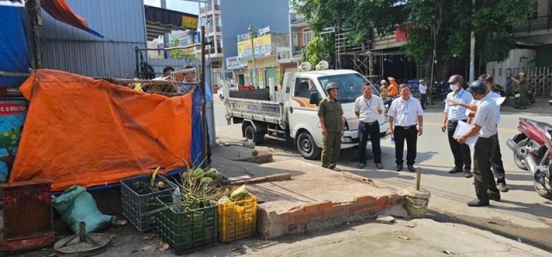 Phường Bình Tân tháo dỡ công trình tạm, biển quảng cáo lấn chiếm vỉa hè - Ảnh 2.