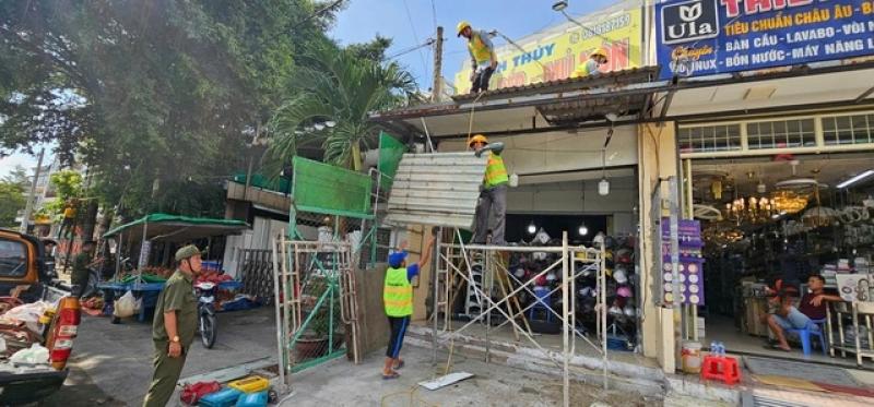 Phường Bình Tân tháo dỡ công trình tạm, biển quảng cáo lấn chiếm vỉa hè - Ảnh 1.