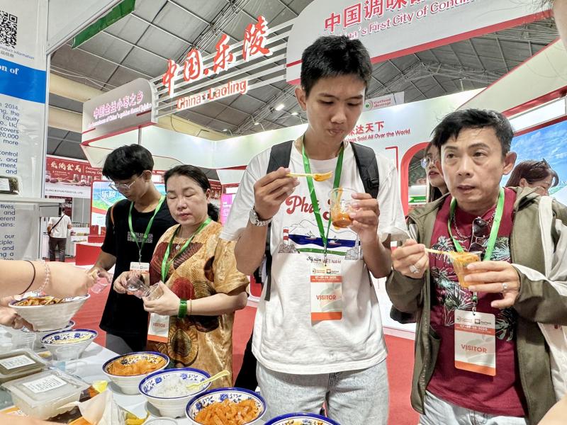 Người dân TP.HCM thưởng thức món ngon tại sự kiện ẩm thực Trung - Việt- Ảnh 6. Người dân TP.HCM thưởng thức món ngon tại sự kiện ẩm thực Trung - Việt- Ảnh 6.