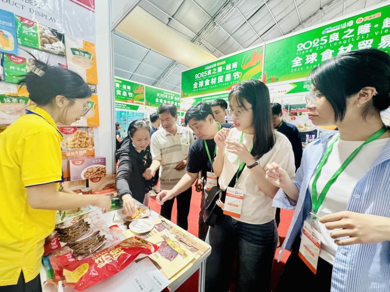 Người dân TP.HCM thưởng thức món ngon tại sự kiện ẩm thực Trung - Việt- Ảnh 5. Người dân TP.HCM thưởng thức món ngon tại sự kiện ẩm thực Trung - Việt- Ảnh 5.